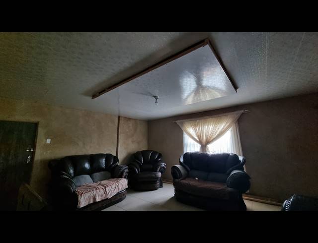 3 BEDROOM FREEHOLD FOR SALE IN OSIZWENI